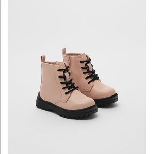 Contrasting sole boots